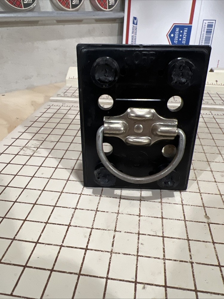GENERAL SWITCH CORP 60 AMP FUSE PULL OUT HORIZONTAL SLOT
