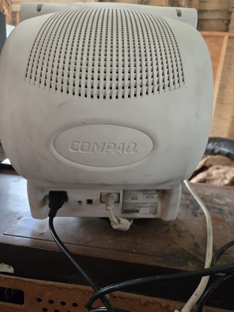 2000 Compaq Original Vintage Model MV740. 17"