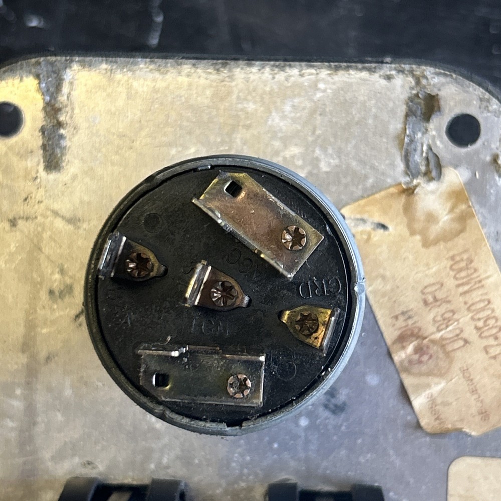 Peterbilt 387 Ignition key dash panel with key 17-05007M001