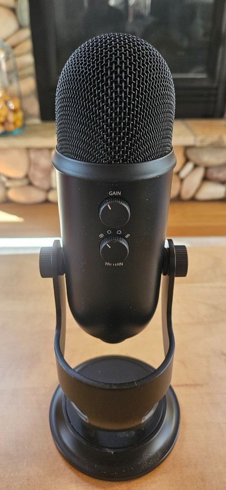 BLUE CAN ICES-3 (b) MICROPHONE WITH STAND