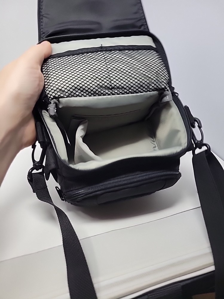 On the Go Lowepro Compact Digital Camera Bag Adjustable Strap Handle Portability