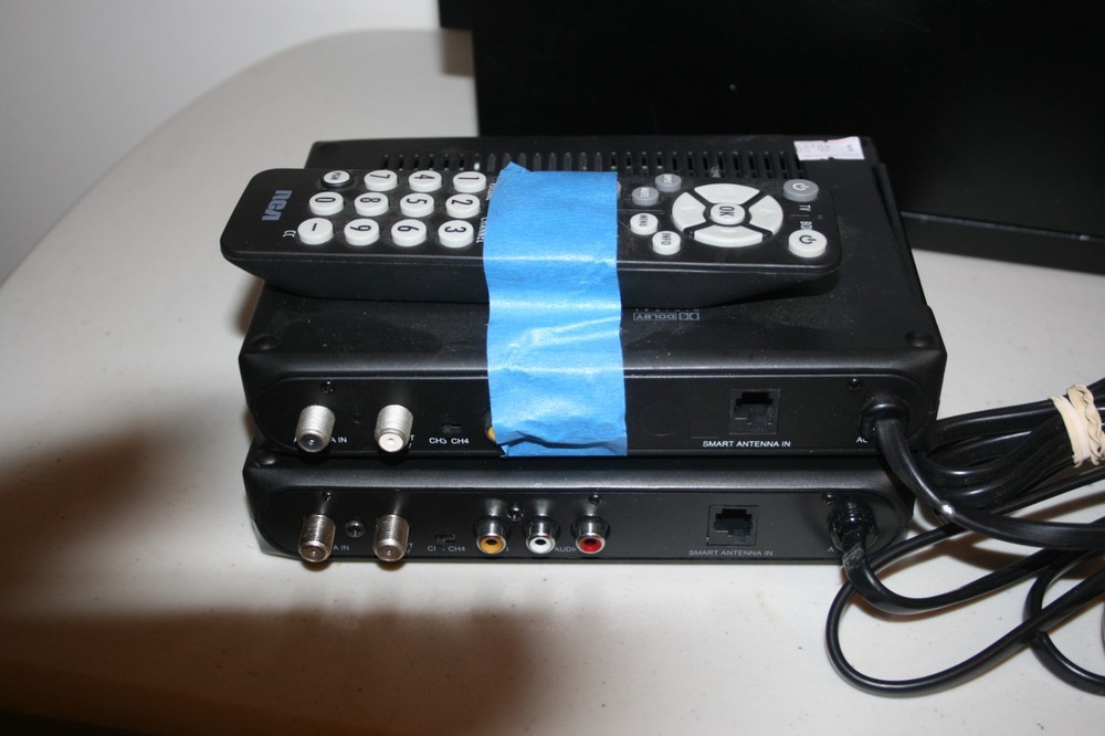 RCA DIGITAL TO ANALOG COVERTER BOX (2)