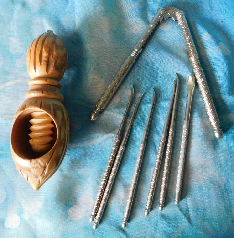 VINTAGE SQUIRREL ACORN LEAVES NUT BOWL W/ CRACKER & PICS + HANDHELD NUT CRACKER