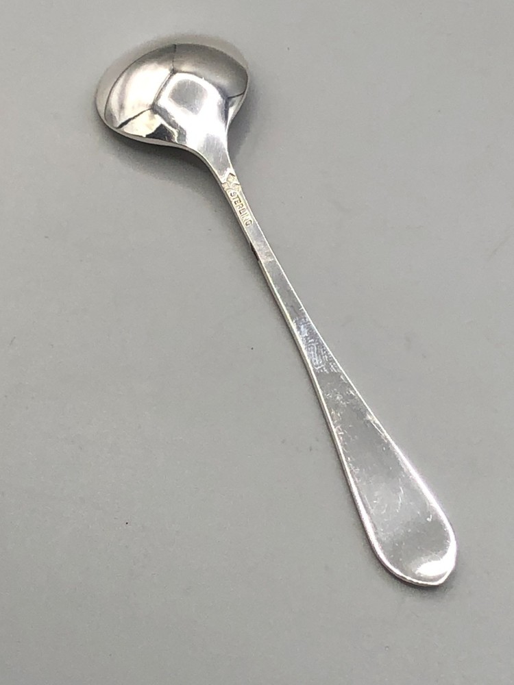 Early American Plain by Lunt Sterling Silver plain Master Salt Spoon 3.5"