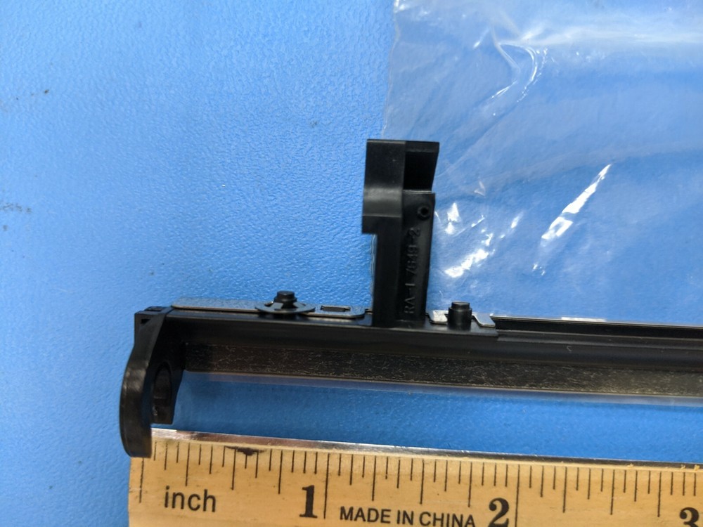 HP RG9-0681-000CN Roller Guide ( one )