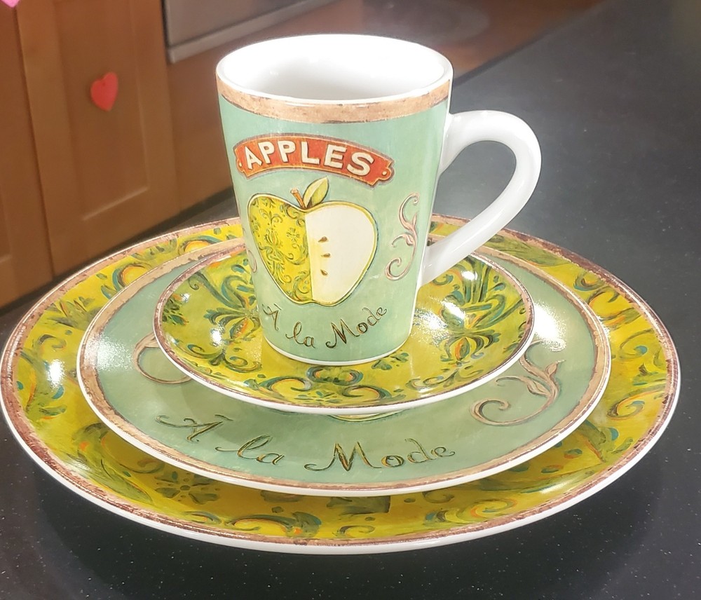 One) Vintage Oneida Ala Mode Collection 4pc Place Setting ~Apples~