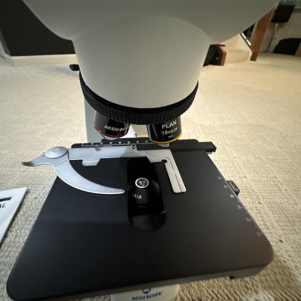 Accu-Scope 3000-LED Microscope (MISSING LIGHT)