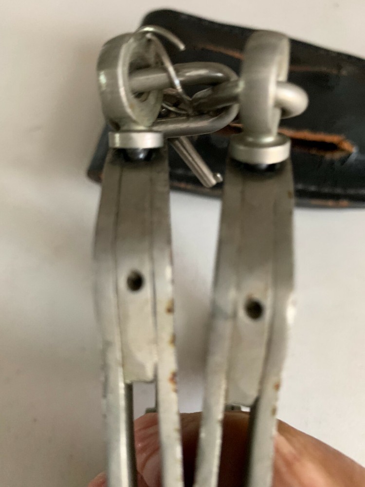 OLD HAND CUFFS W/KEY AND CASE