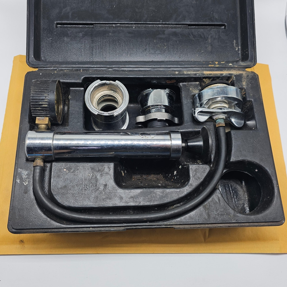 Snap-On Cooling System Tester SVT-262 Pre-owned w/ Case