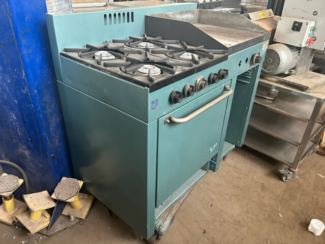 Peerless 40"by23" range 4 burner, Griddle, oven and broiler