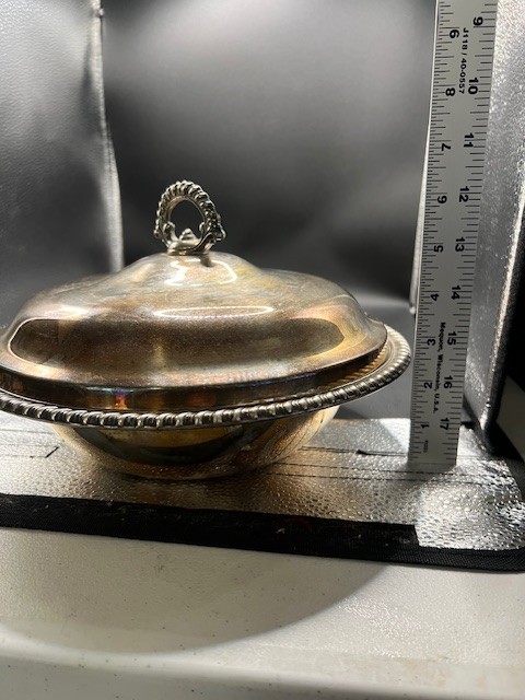 WM Rogers Silverplate Round Serving Bowl Dish w/ Lid 10"