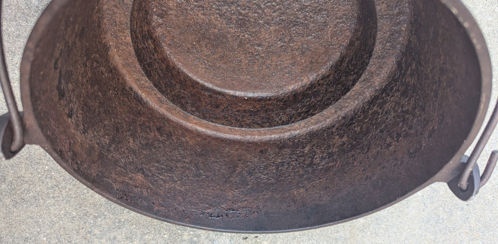 Cast Iron Gate Mark Eccentric Footed Offset Bottom Cowboy Pot Kettle Cauldron #8
