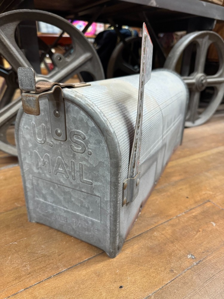 Vintage 1974 mailbox Jackes - Evans