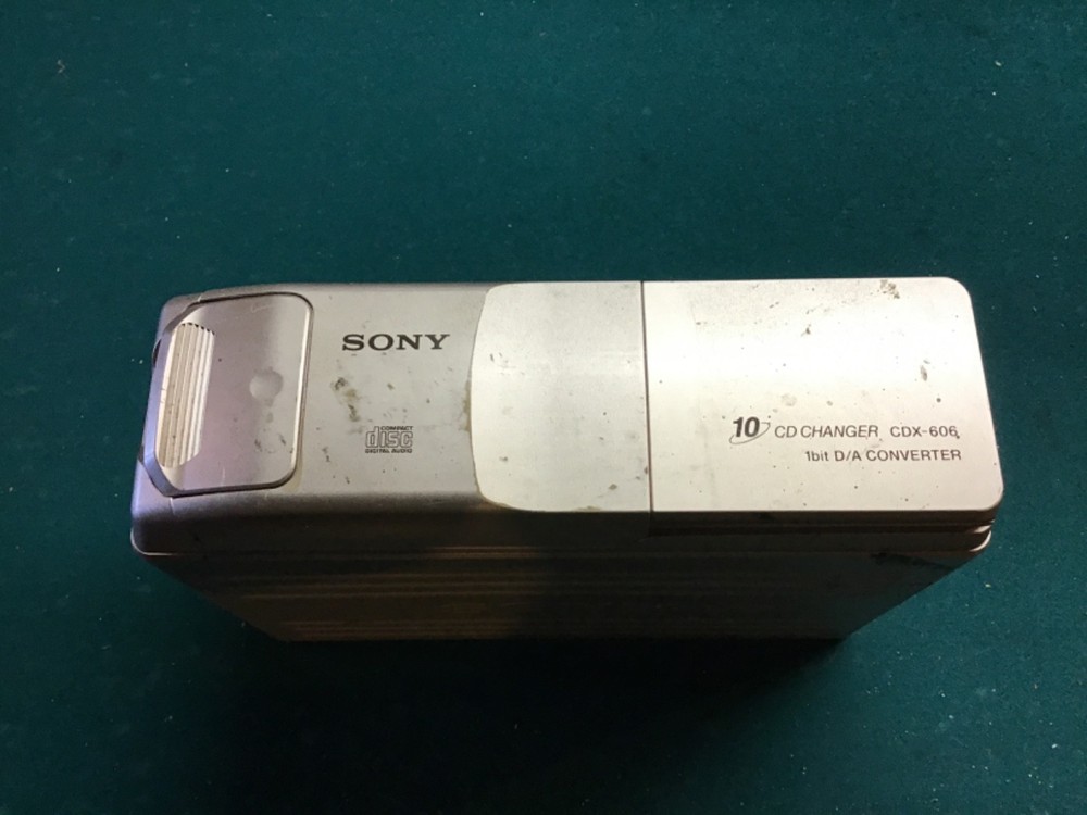 SONY MOBILE 10-DISC CD CHANGER, COMPACT DISC PLAYER W/ MOUNT CDX-606 UNTESTED