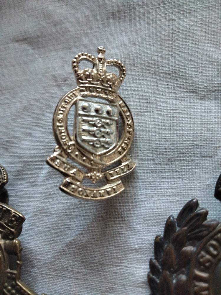 4x BRITISH MILITARY HAT BADGES