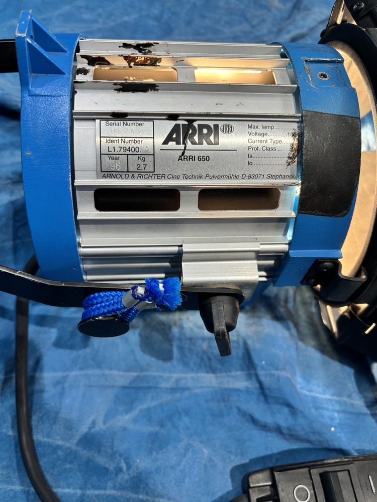 ARRI 650w Open Face with Barn Doors and Bulb