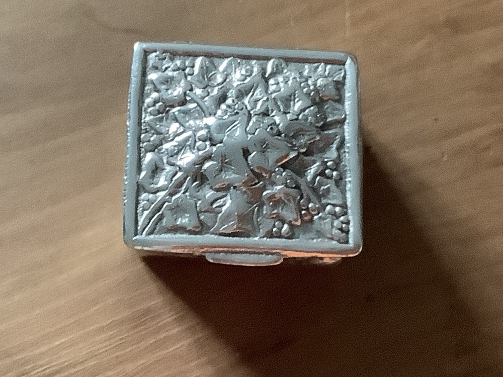 Small 925 Silver Repousse Snuff Or Pill Box Ivy leaf Design.