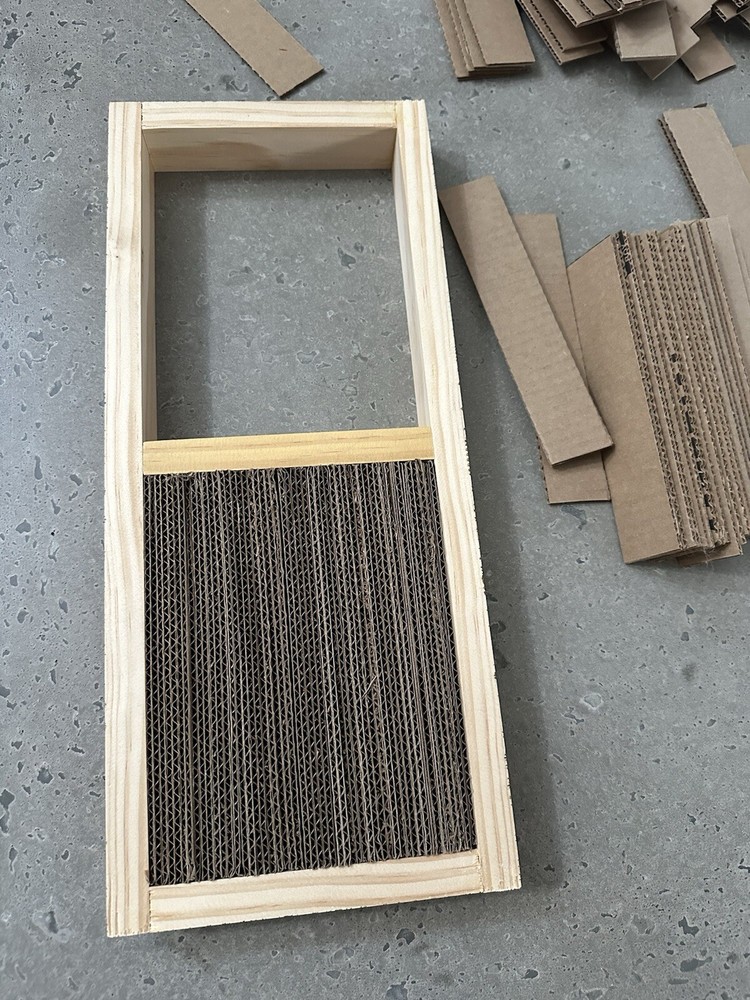 Refillable cat scratcher - engraved wood frame - cat scratching post -Handmade