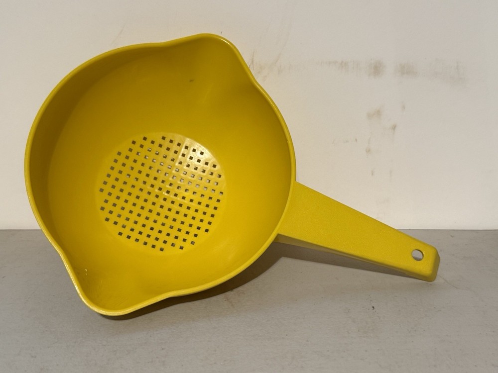 TUPPERWARE 1 Quart Strainer/Colander  #1200 Yellow
