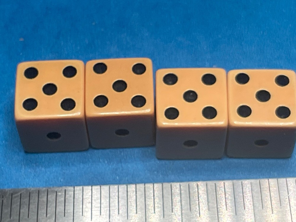 SET OF 4————- BAKELITE DICE———B-90