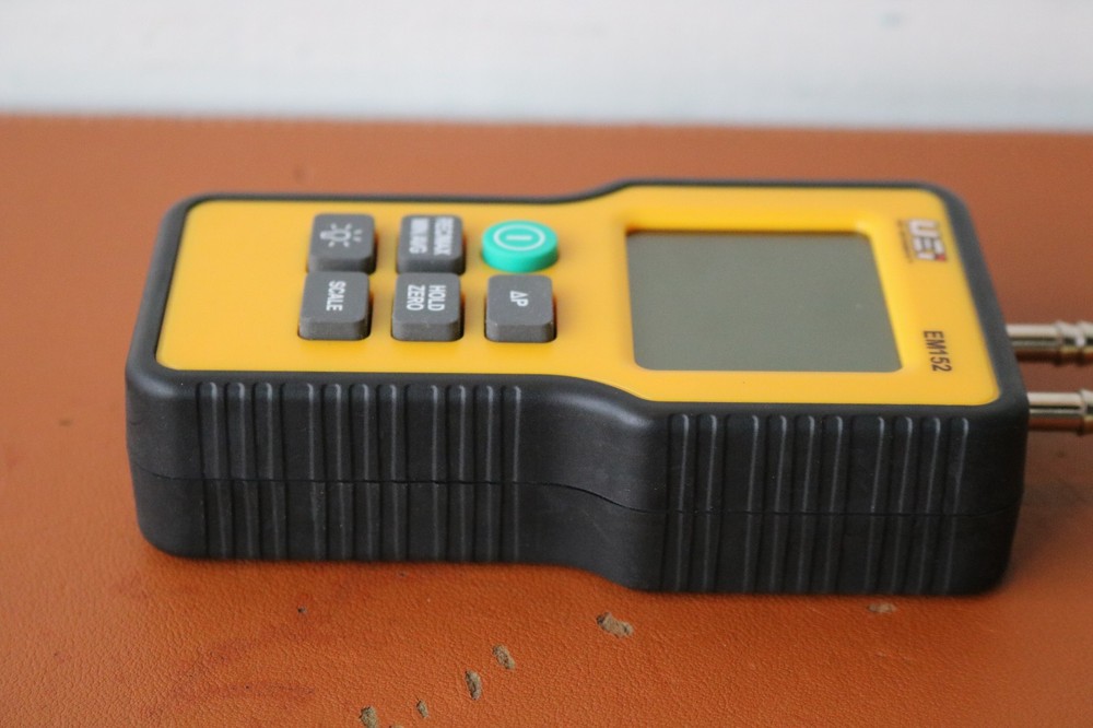 UEI EM152 Differential Digital Manometer