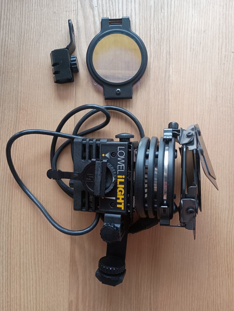 Lowel iLight 100 Watt Studio Video Light i-Light in Excellent Condition