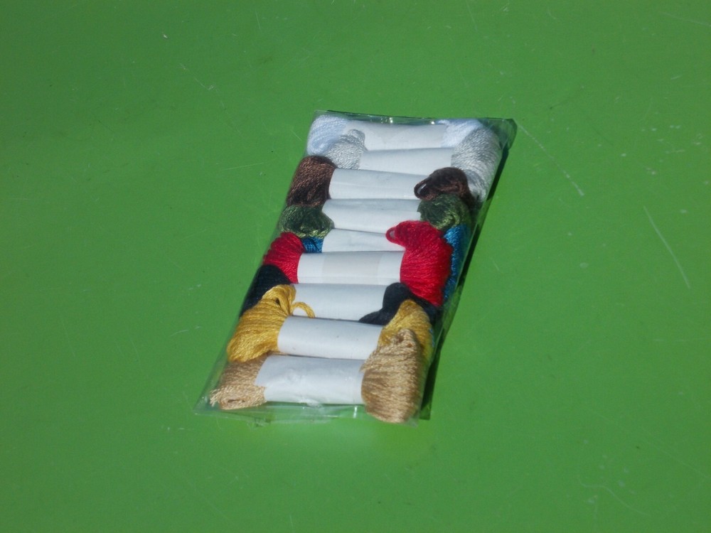 SINGER POLYESTER HAND SEWING THREAD AND NEDDLE KIT 9 MINI COLOR SPOOLS