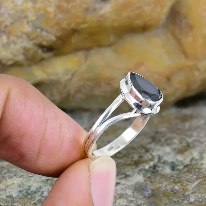 Solid 925 Sterling Silver Natural Blue Flash Labradorite Pear Gemstone Band Ring