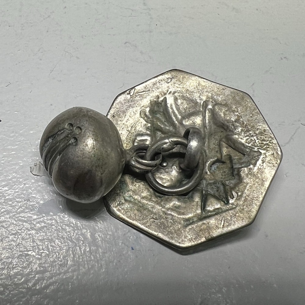VINTAGE SAMURAI OR FIGURAL SILVER TOGGLE BUTTON Octagon shape 4.19g (Tiny hole )
