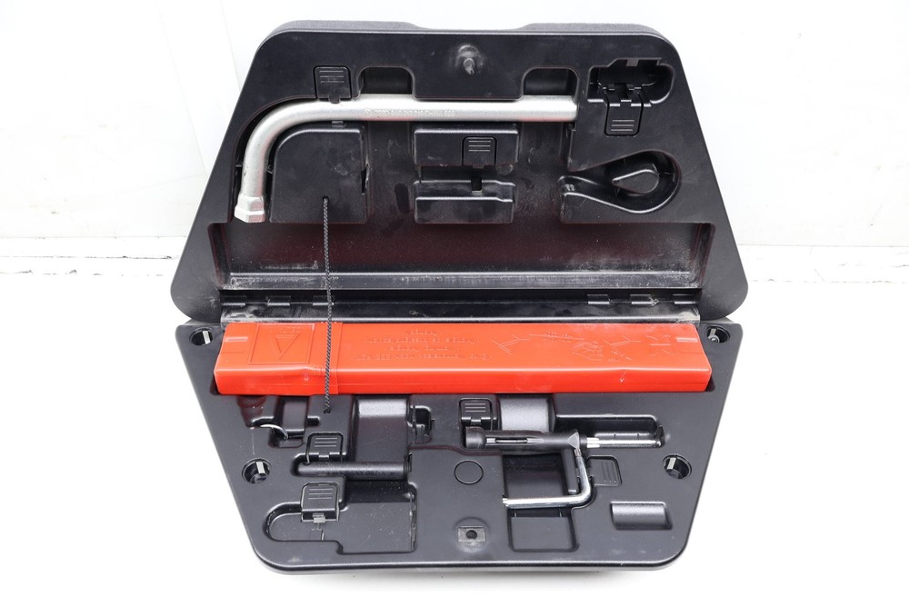 2004-2010 AUDI A8 QUATTRO - TOOL KIT 4E0012123D