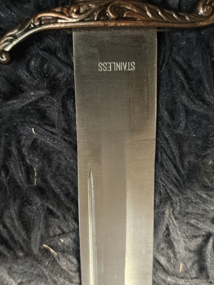 DAGGER STYLE KNIVES With Ram Theme- Pre owned - Great Condition