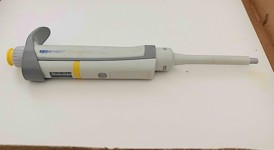 Eppendorf Research PLUS Pipette set (20 µl and 200 µl) + free fitting tip boxes