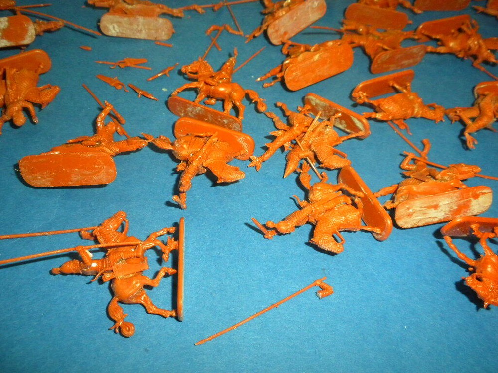 HAT INDUSTRIES/AIRFIX - 39 PLASTIC MODEL FIGURES 1/72 LOT #33