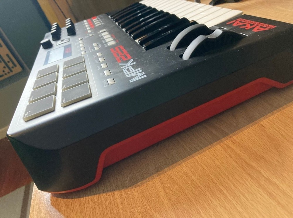 Akai MPK225 Keyboard Controller
