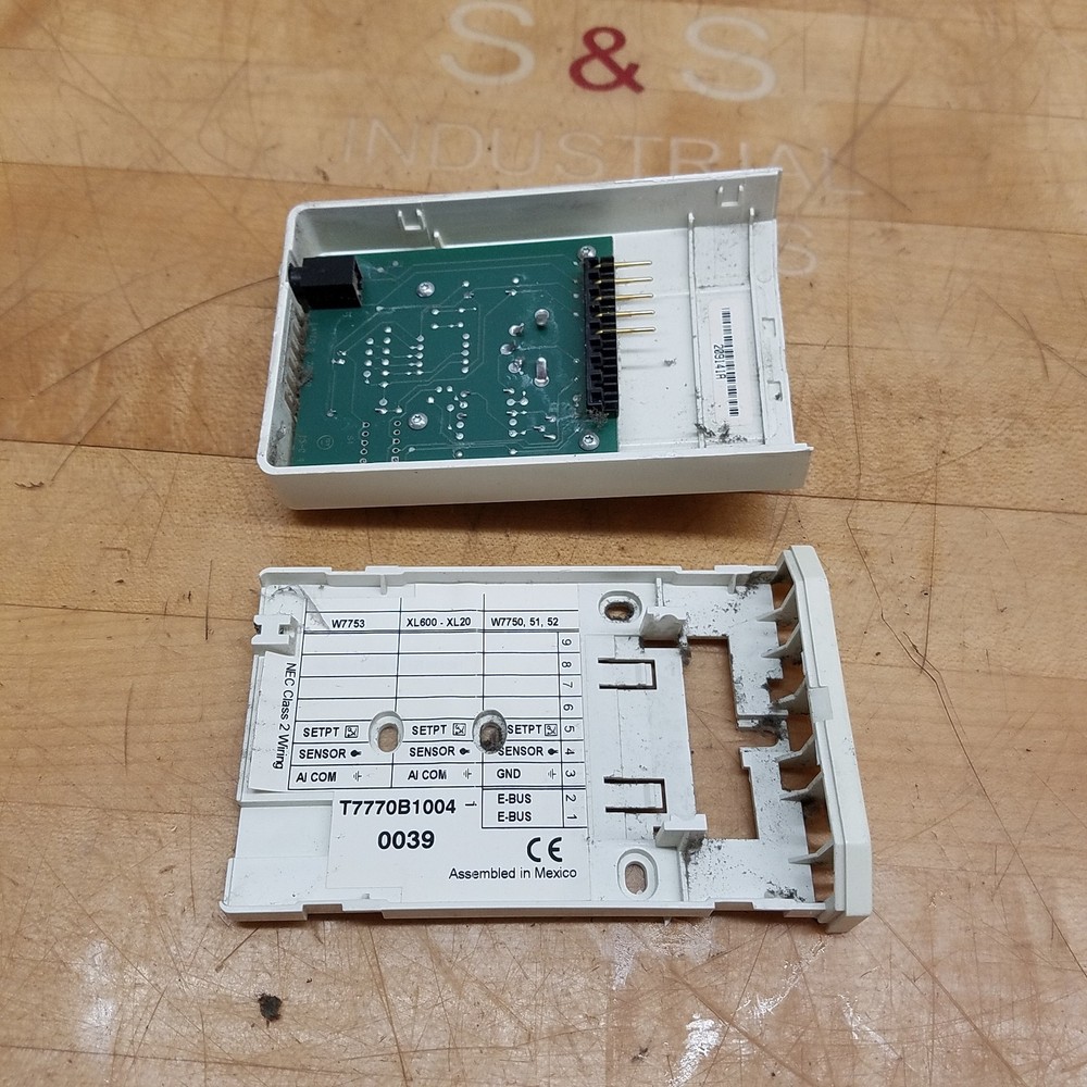 Honeywell T7770B1004 Temperature Controller - USED