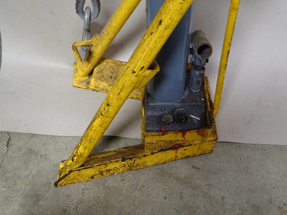 Rhino Hydraulic Post Puller , Model PL-3