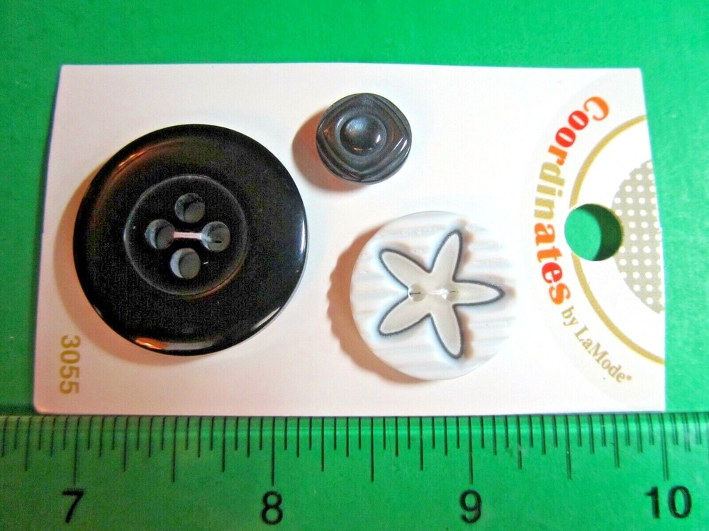 BLUMENTHAL LANSING COORDINATES by La MODE 1/2"-1 1/4" PLASTIC CRAFT BUTTONS-L1