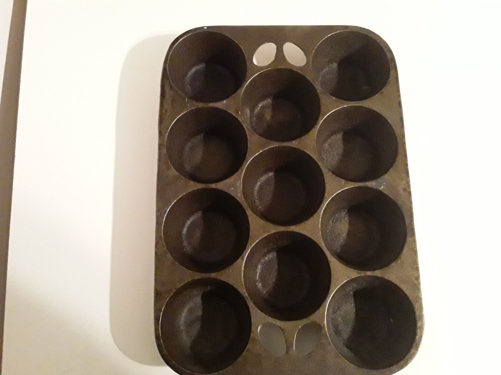 Vintage Wagner Ware Popover Pan No. 1323