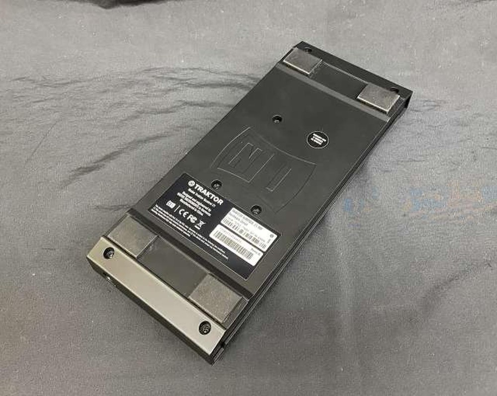 Native Instruments Traktor Kontrol Z1 DJ Controller Compact Easy DJ Play