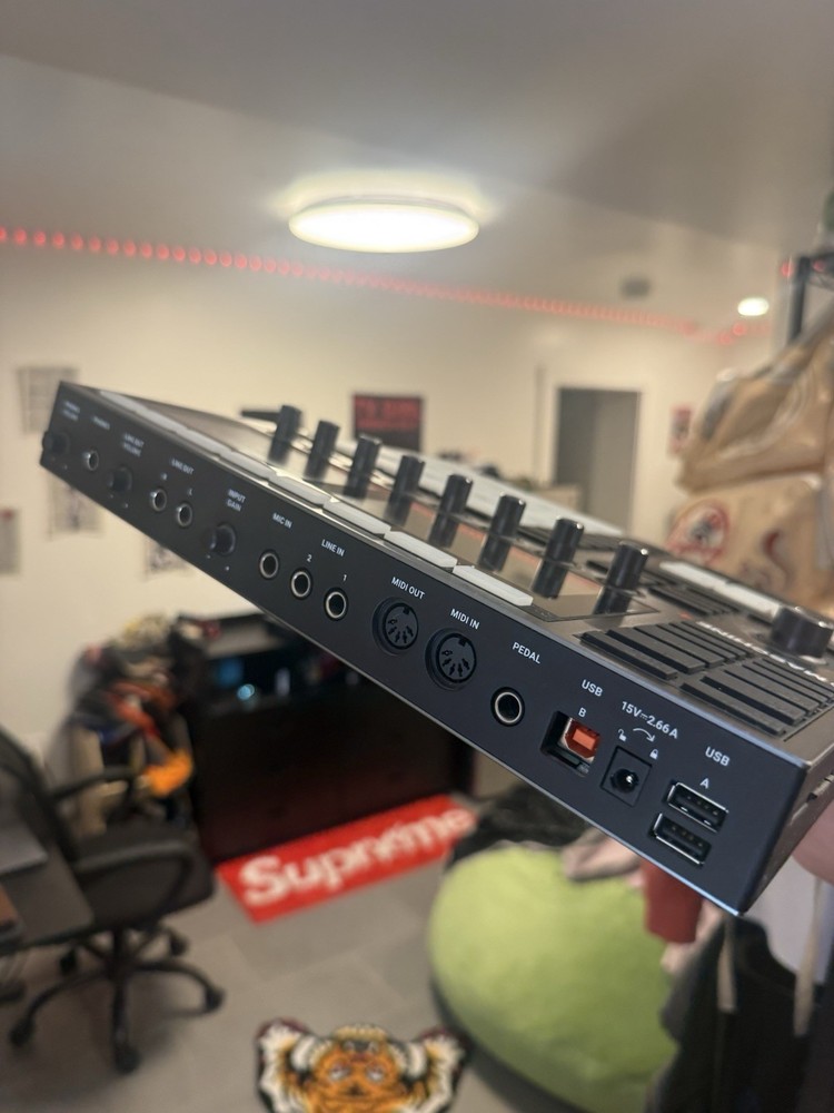 Native Instruments MASCHINE+ Sampler & Sequencer, Touchscreen, 16 Pads, USB