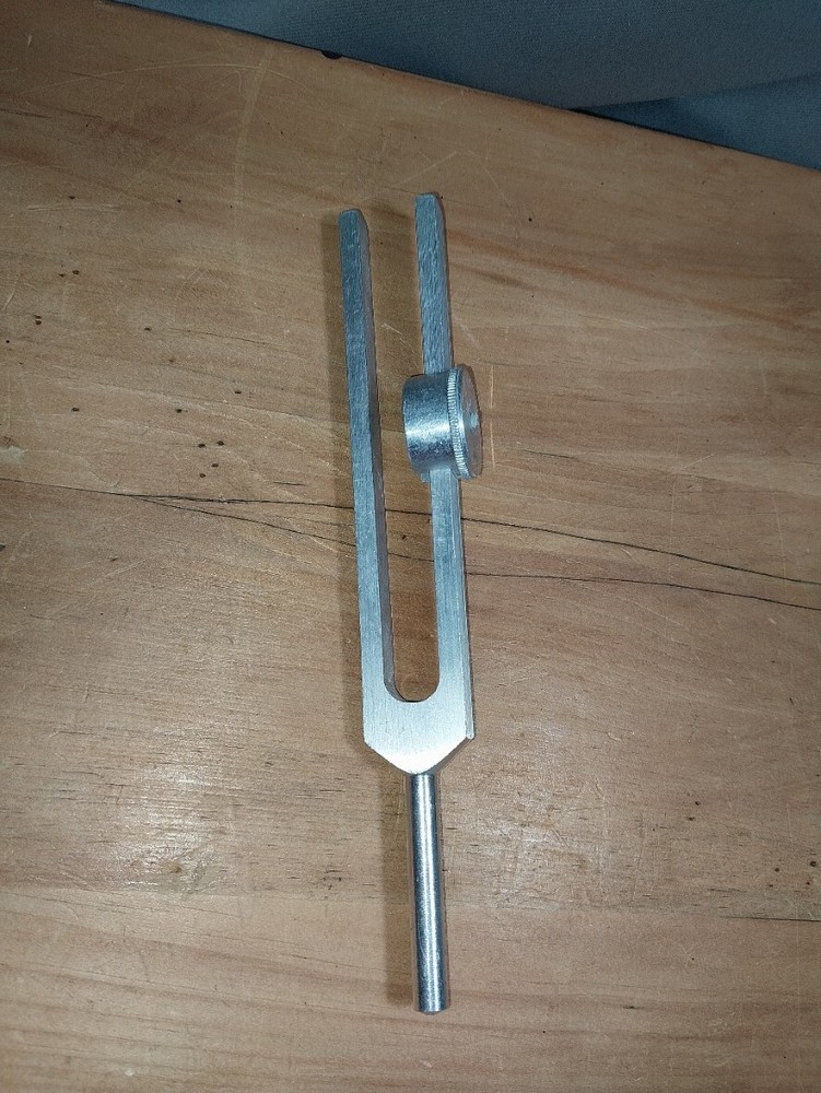 Adjustable 7-Frequency Fork 128 240hz missing a piece