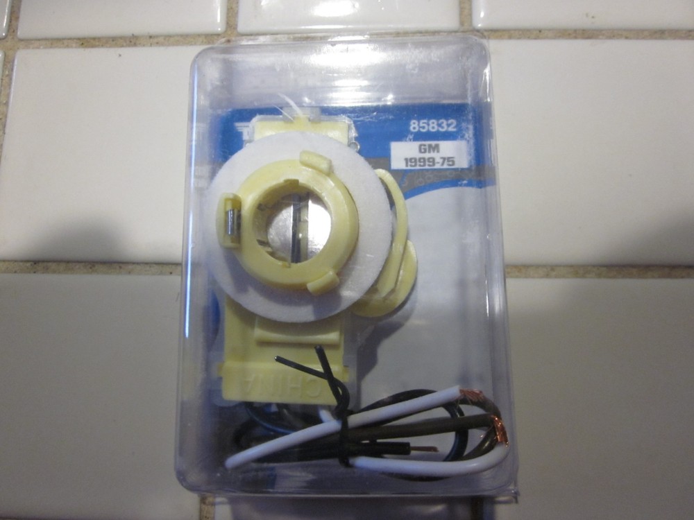 Dorman 85832 Electrical Sockets - 3-Wire 90 Deg. Front and Rear