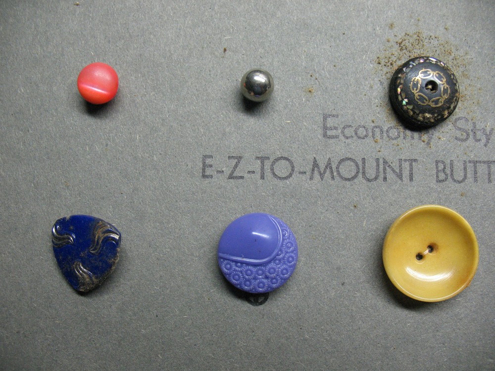 ANTIQUE BUTTONS (41) COUNT MIXED MATERIALS