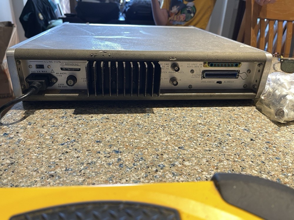 HP 8443A Tracking Generator Frequency Counter (POWERS ON, DISPLAY INDICATES)