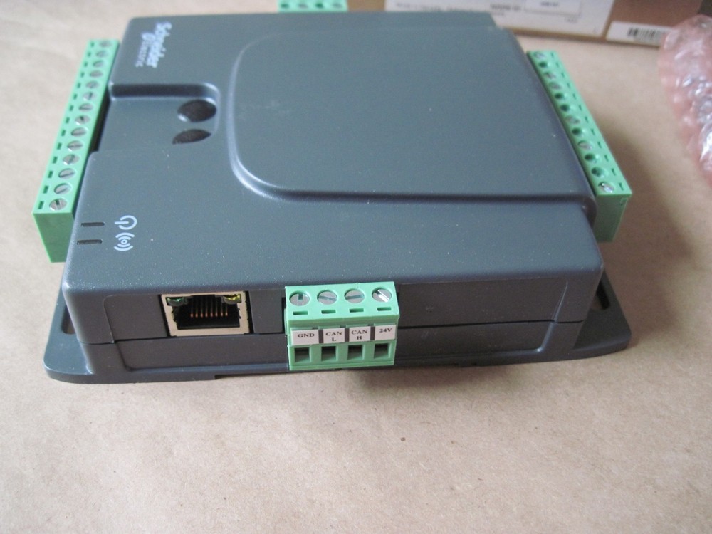 Schneider UN2-0I4-00-51 Universal Network Controller ZigBee & Modbus 6UI 4AO 2DO