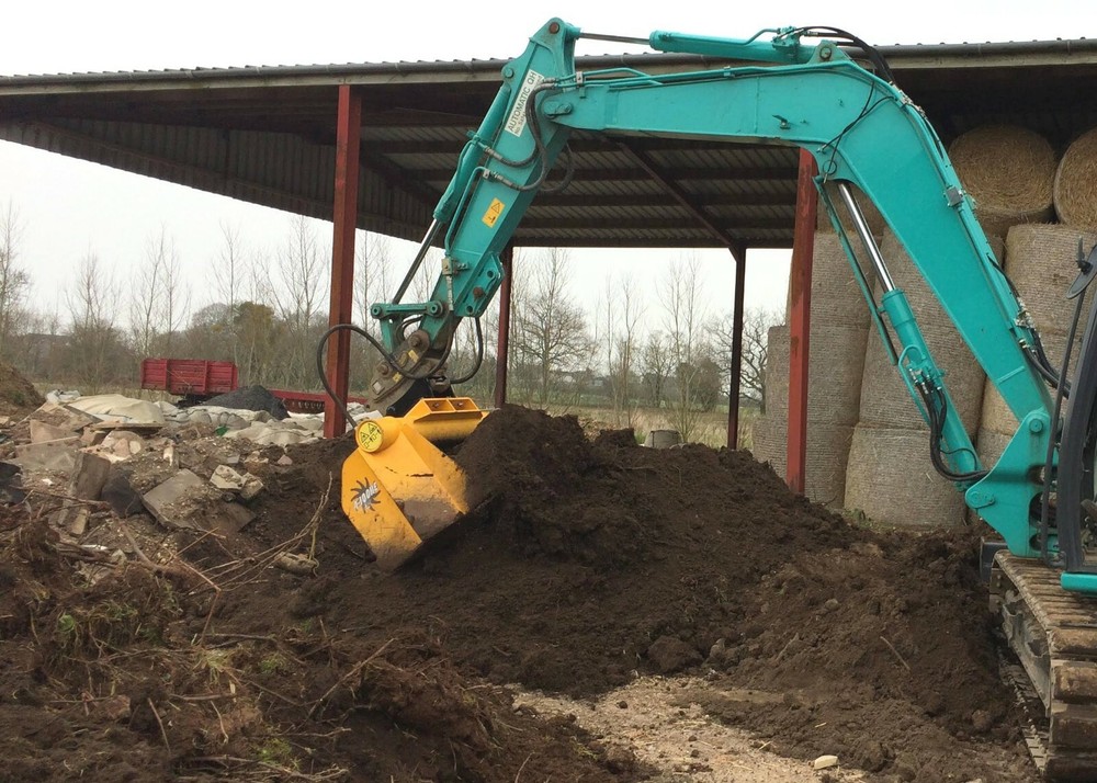 compact excavator soil screening bucket - fast and effective in damp soil