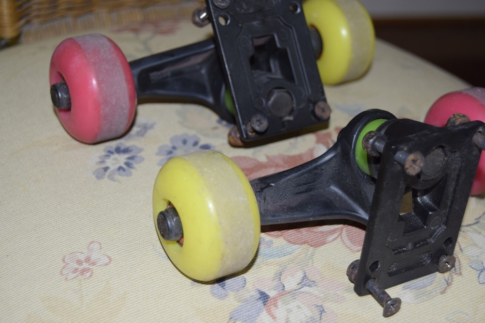 GENERIC SKATEBOARD TRUCKS with Wheels