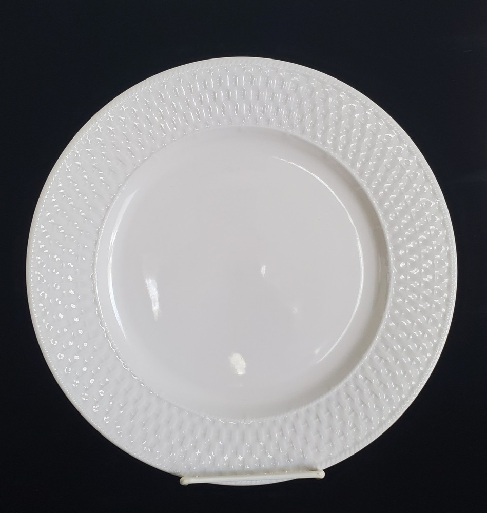 (4) ONEIDA KITCHEN WICKER BASKET WHITE DINNER PLATES 11"