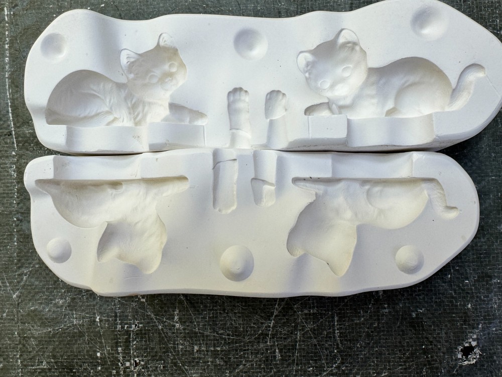 VINTAGE SCIOTO CERAMIC MOLD #S-583 LYING DOWN KITTENS
