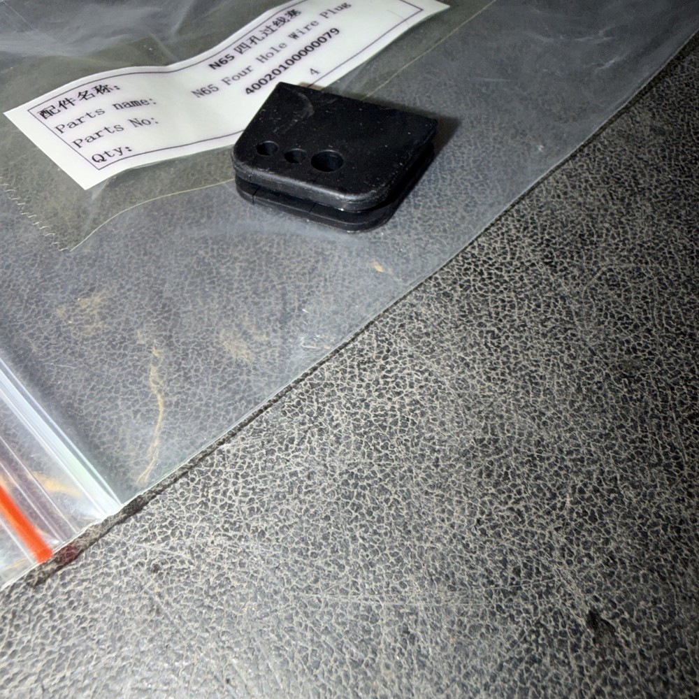 NAVEE N65 FOUR HOLE WIRE PLUG 40020100000079